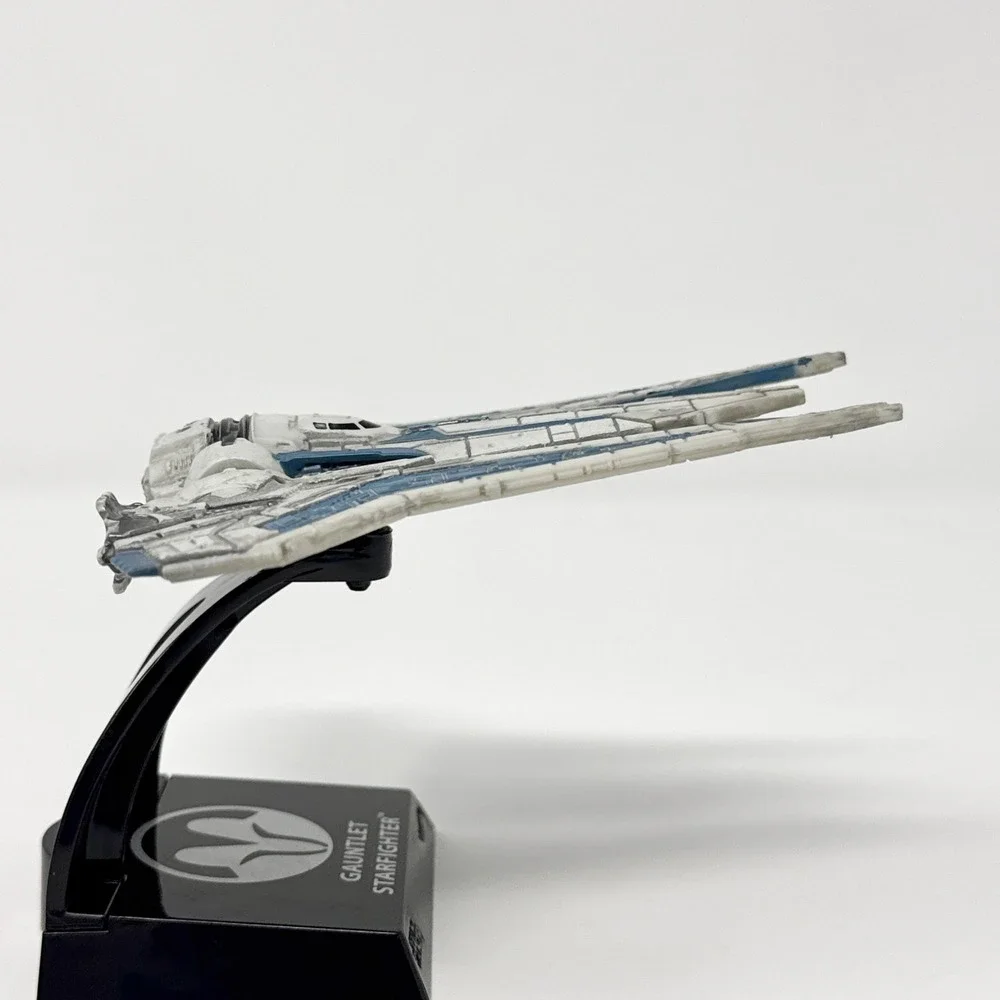 Hot Wheels Star Wars Gauntlet Starfighter Die Cast Ship w Display Stand